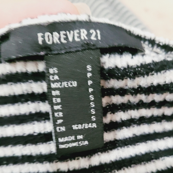 Y2K Womans Forever 21 Stripped Crop Top Size Small very Stretchy Material - Picture 5 of 7